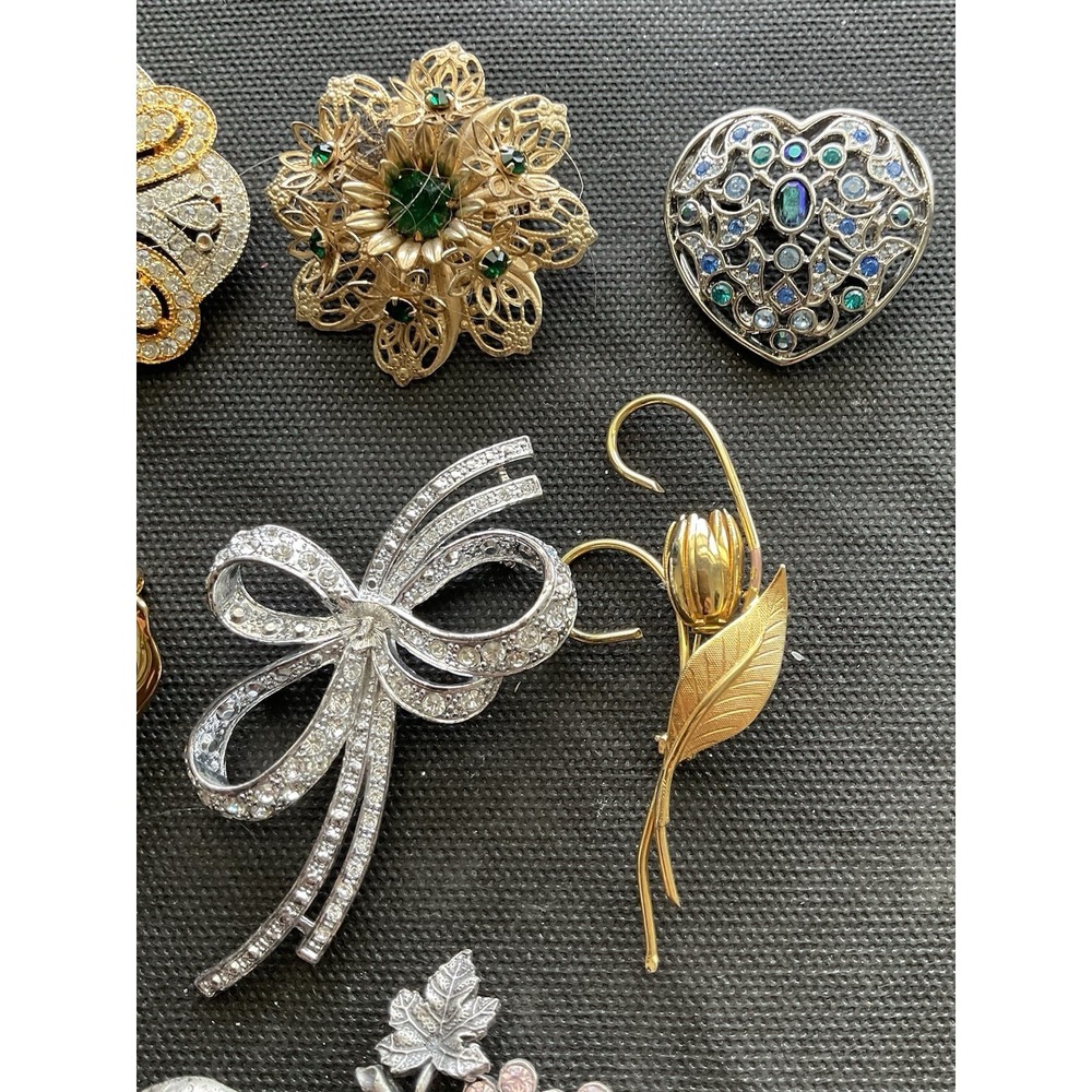 Lot Of 8 Vintage To Modern Brooch Pins Some Signed Gold & Silver Tone - Picture 3 of 9